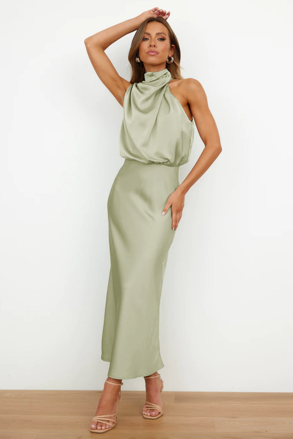 Elise | Elegantná Halter Šaty z Saténu – Vytvorené a Štýlové