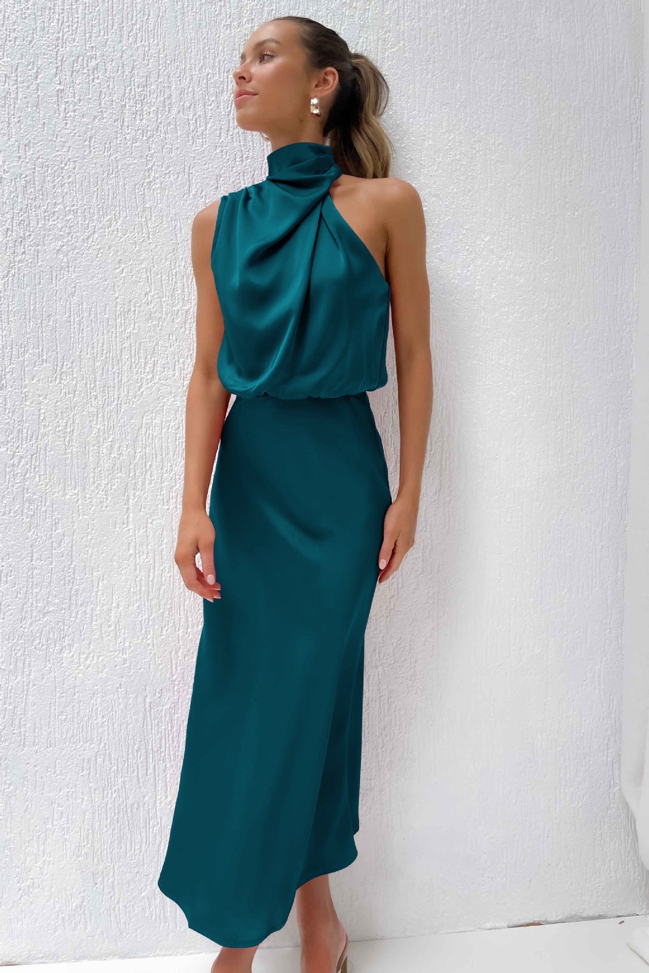 Elise | Elegantná Halter Šaty z Saténu – Vytvorené a Štýlové