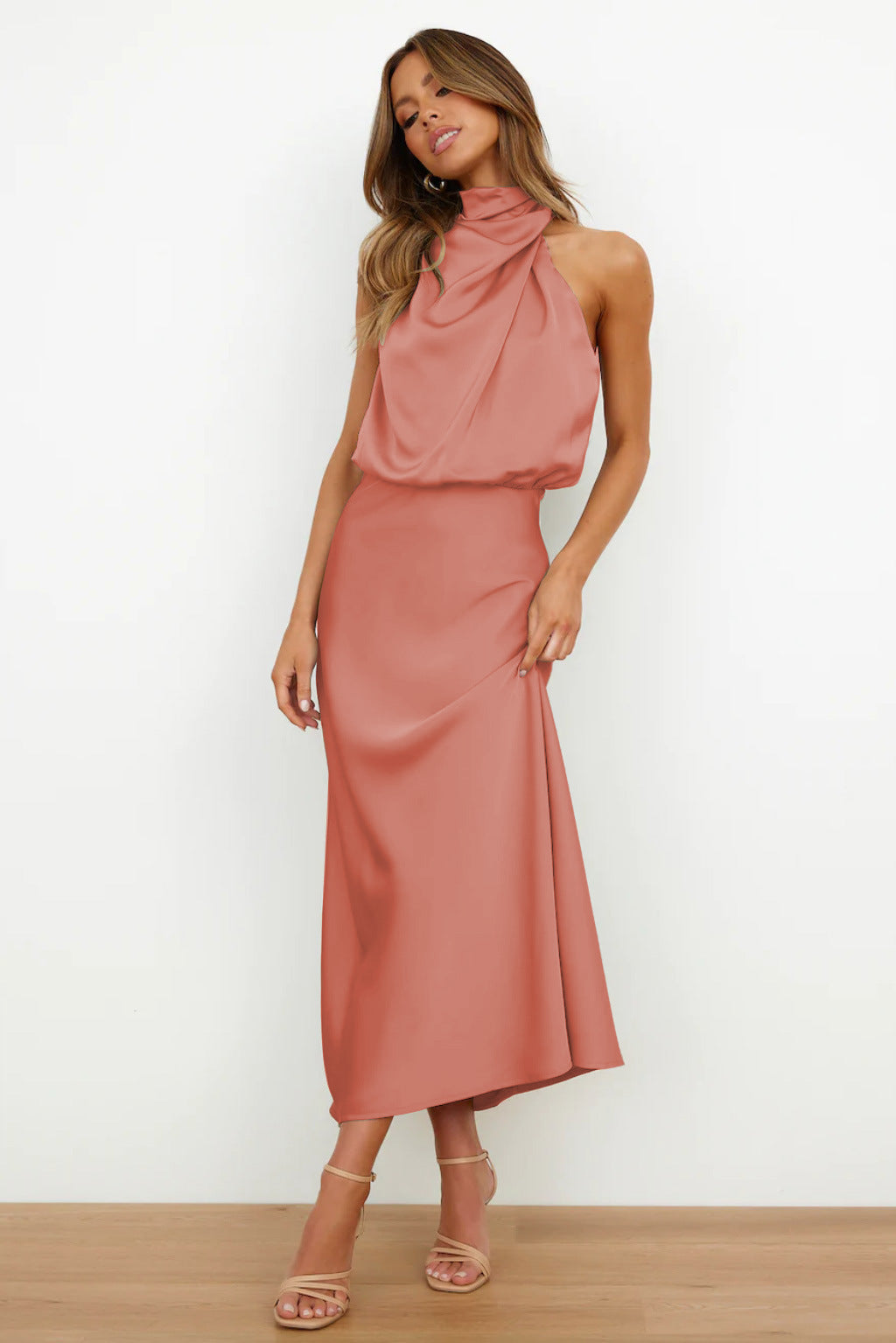Elise | Elegantná Halter Šaty z Saténu – Vytvorené a Štýlové