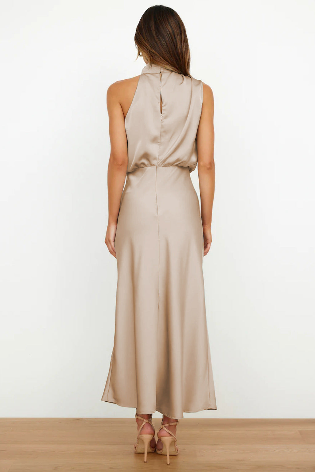 Elise | Elegantná Halter Šaty z Saténu – Vytvorené a Štýlové