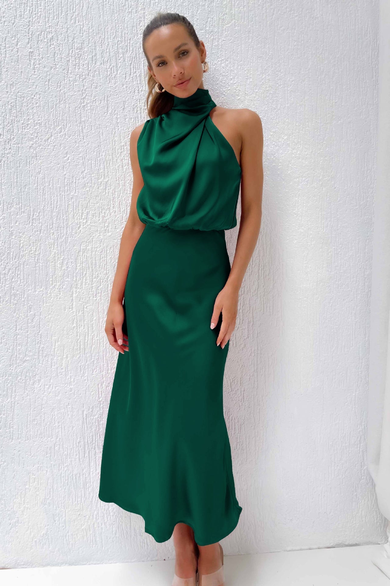 Elise | Elegantná Halter Šaty z Saténu – Vytvorené a Štýlové