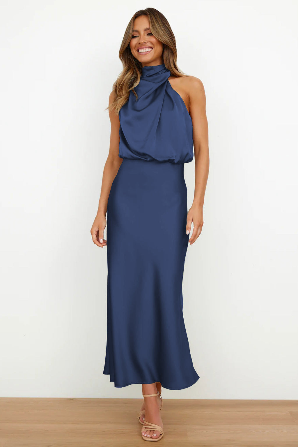 Elise | Elegantná Halter Šaty z Saténu – Vytvorené a Štýlové