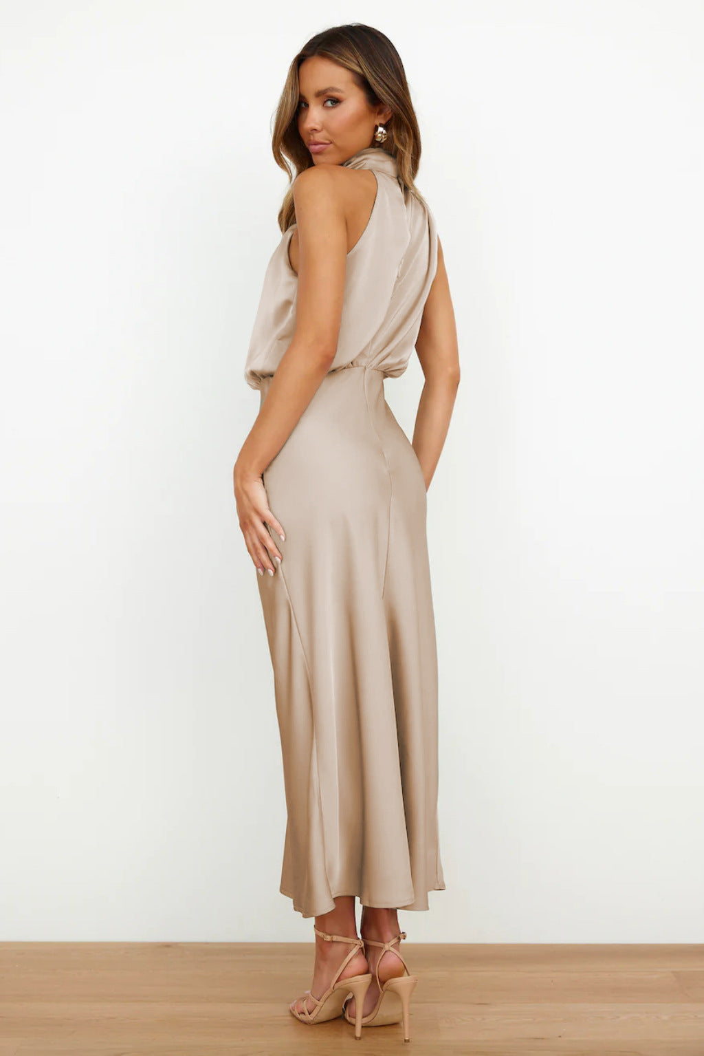 Elise | Elegantná Halter Šaty z Saténu – Vytvorené a Štýlové