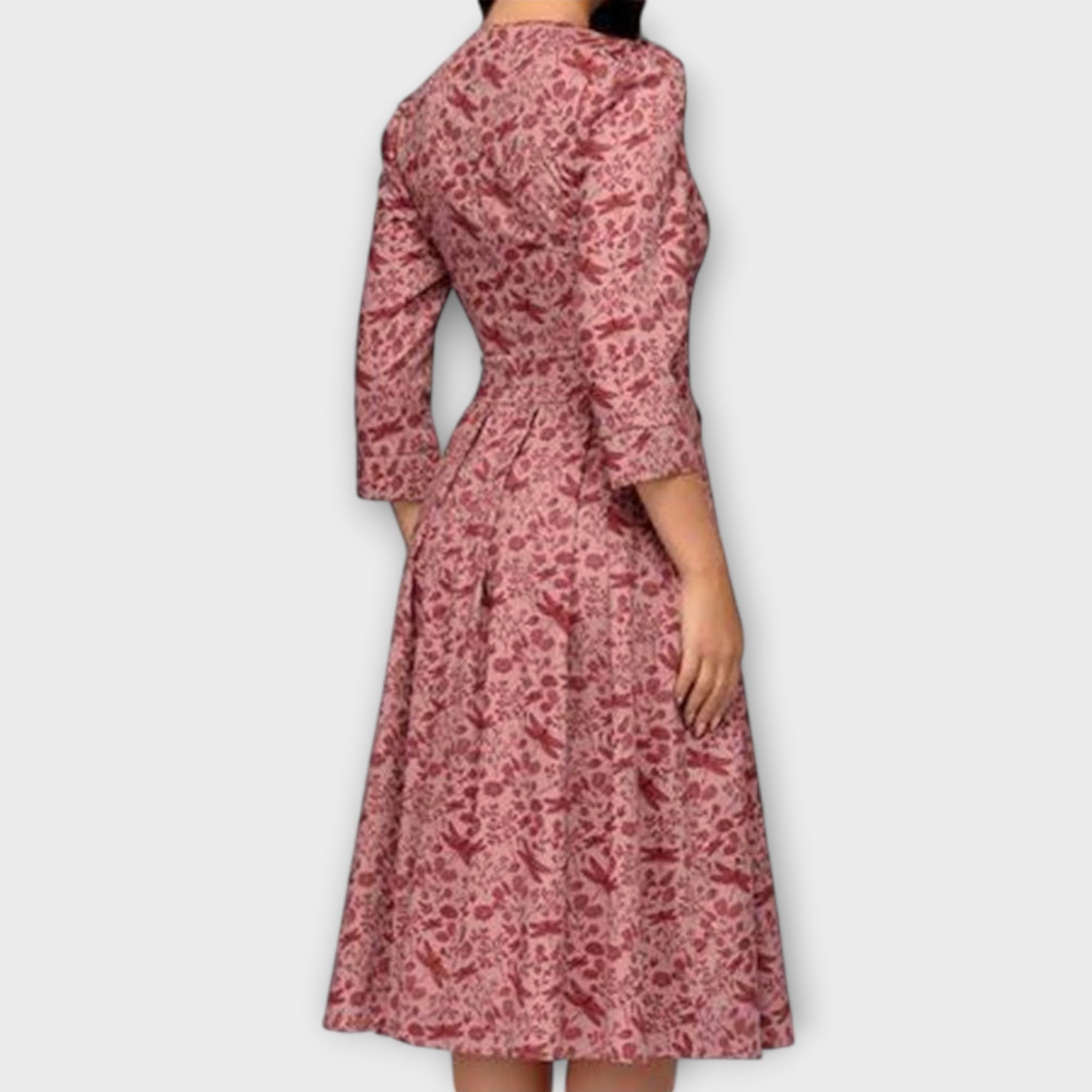 Elegantná šaty po kolená