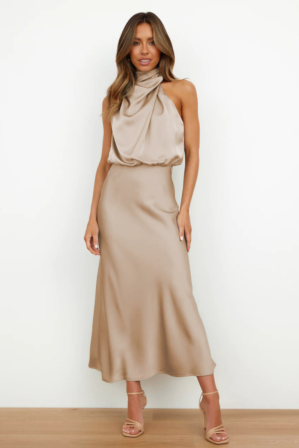 Elise | Elegantná Halter Šaty z Saténu – Vytvorené a Štýlové